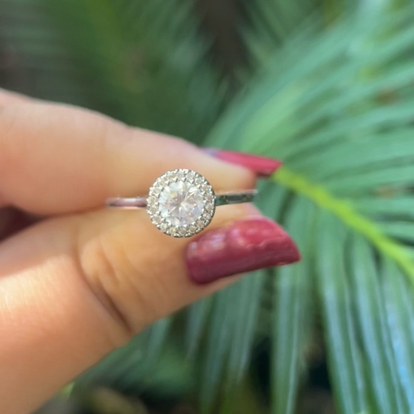 Elegant Halo Ring - Picture 5 of 8